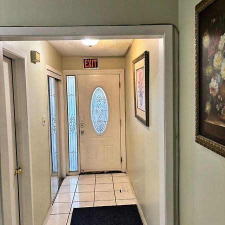 Queen Bedroom Near Sheridan College Брамптън Екстериор снимка